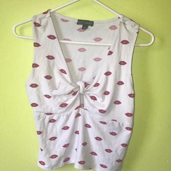 It’s an beautiful crop top with red and white - Picture 1 of 6